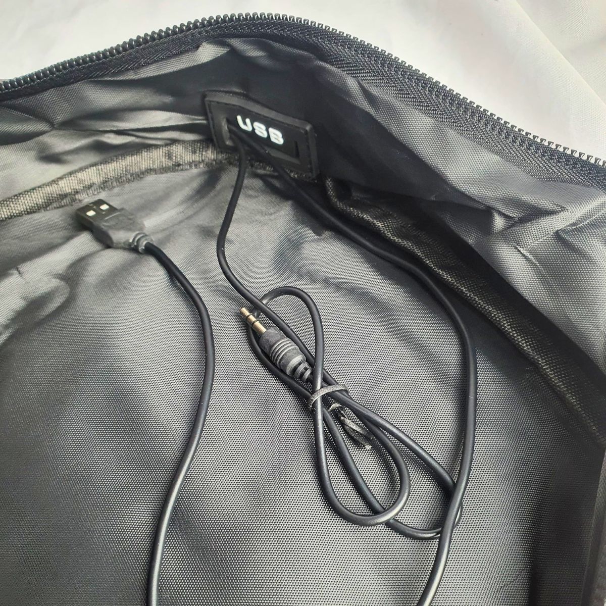 Mochila Masculina Couro Sintético Marrom Sport Com Entrada Cabo UBS e Fone Mochila Masculina Couro Sintético Marrom Sport Com Entrada Cabo UBS e Fone